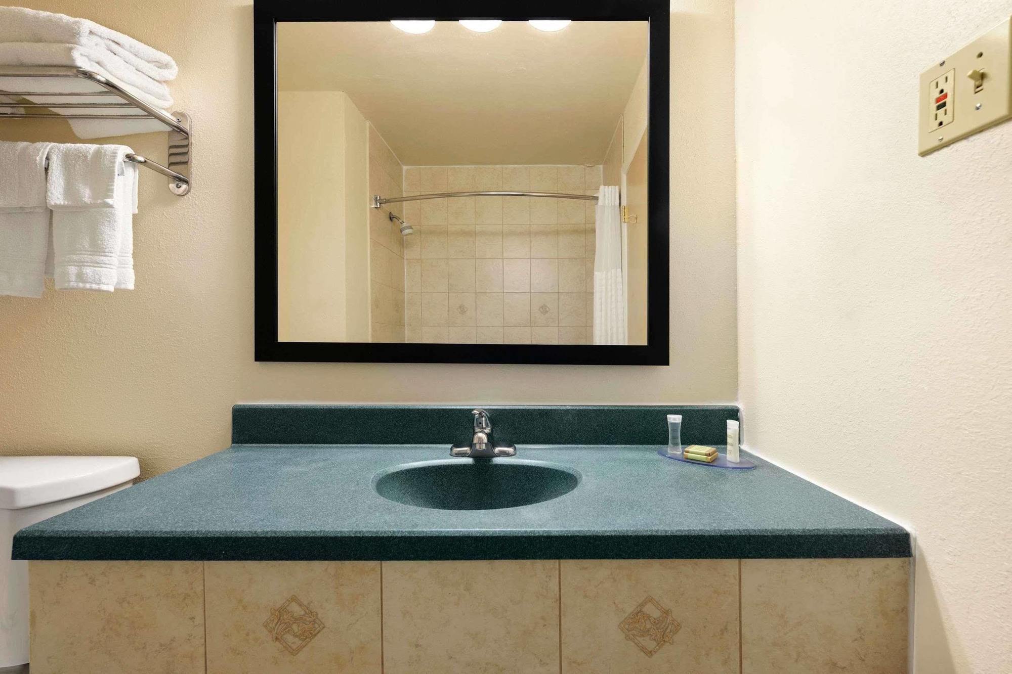 Fairbridge Inn Express Buffalo Airport Williamsville Bagian luar foto
